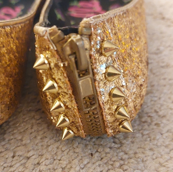 Betsyville by Betsy Johnson Gold Glitter Flats, Size 8.5 - Picture 6 of 7